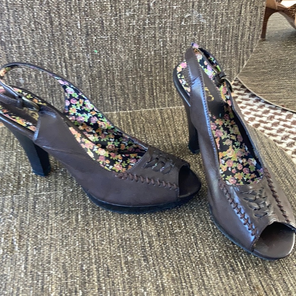 Sling pump heel